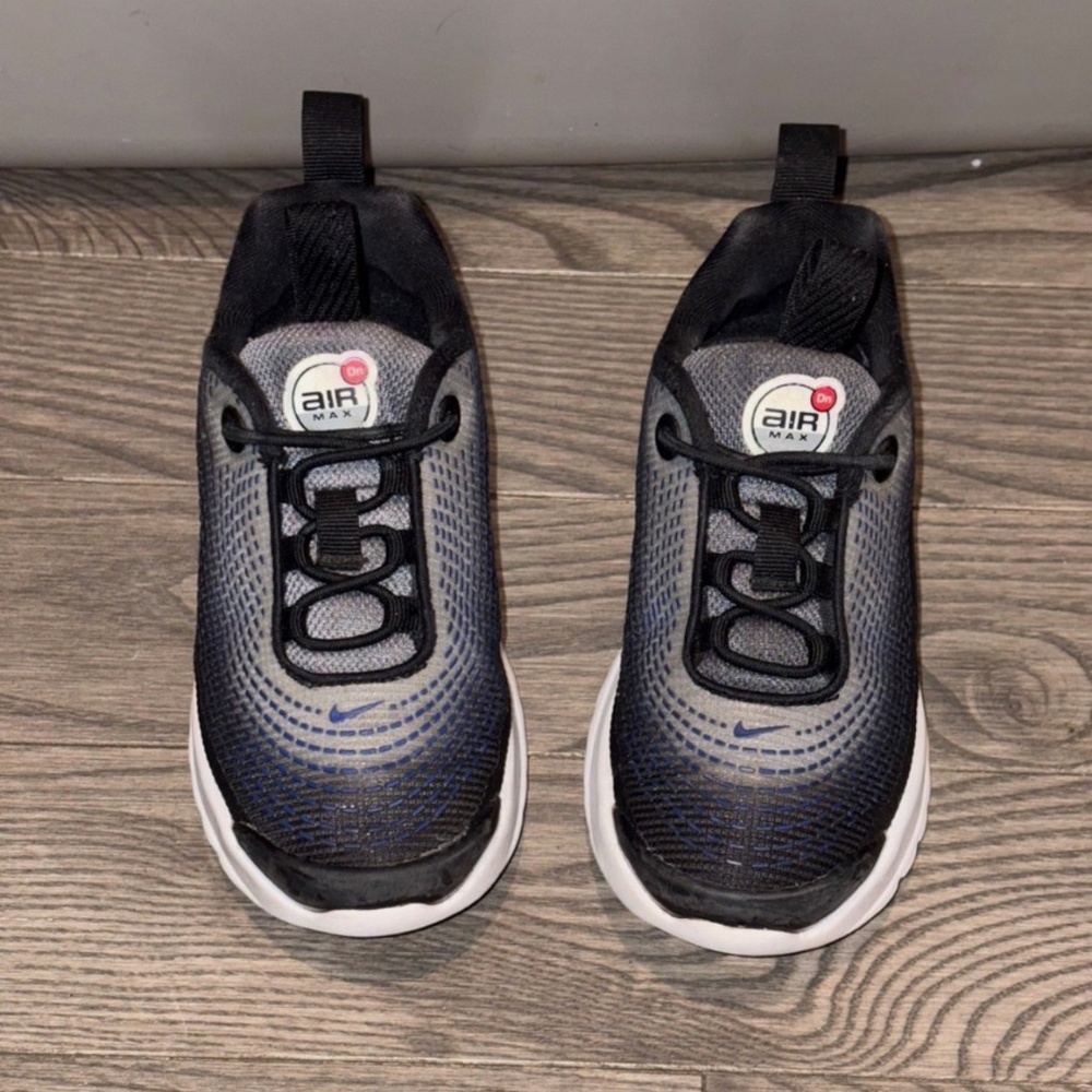 Nike Air Max DN SE Kids 11C Lt Grey Blue Sneakers Pre-Owned w/ Box